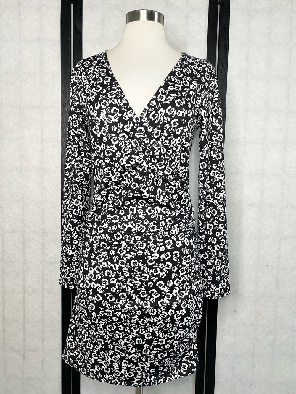 Liu Jo Black and White Floral Wrap-Front Long Sleeve Dress. Size: S